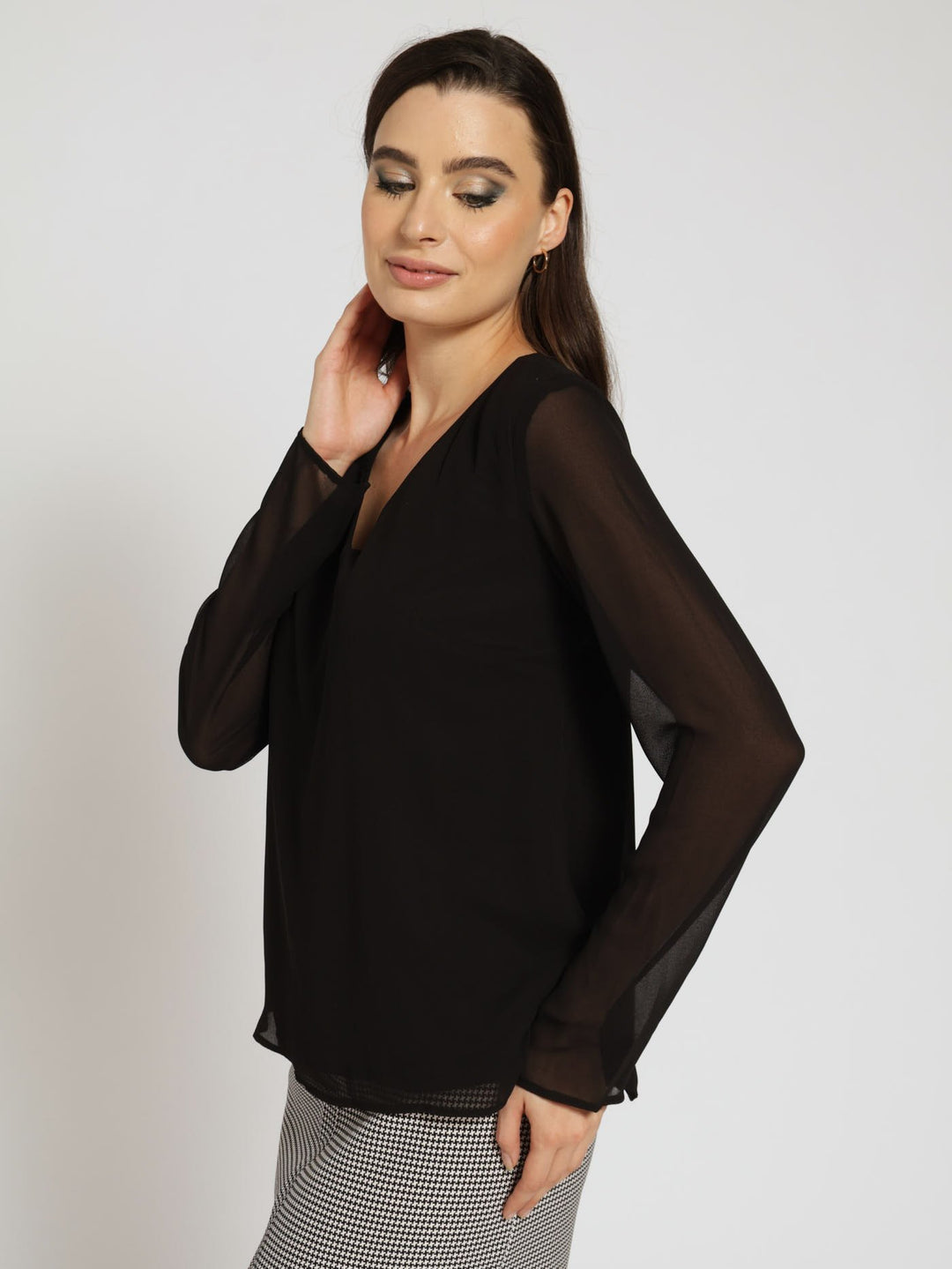 KELSO
V-NECK BASIC BLOUSE - BLACK