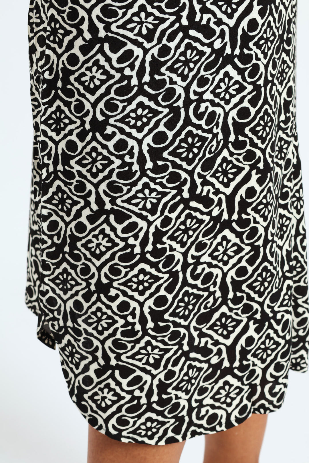 KELSO
MANDARIN PRINTED SHIFT DRESS - BLACK/WHITE