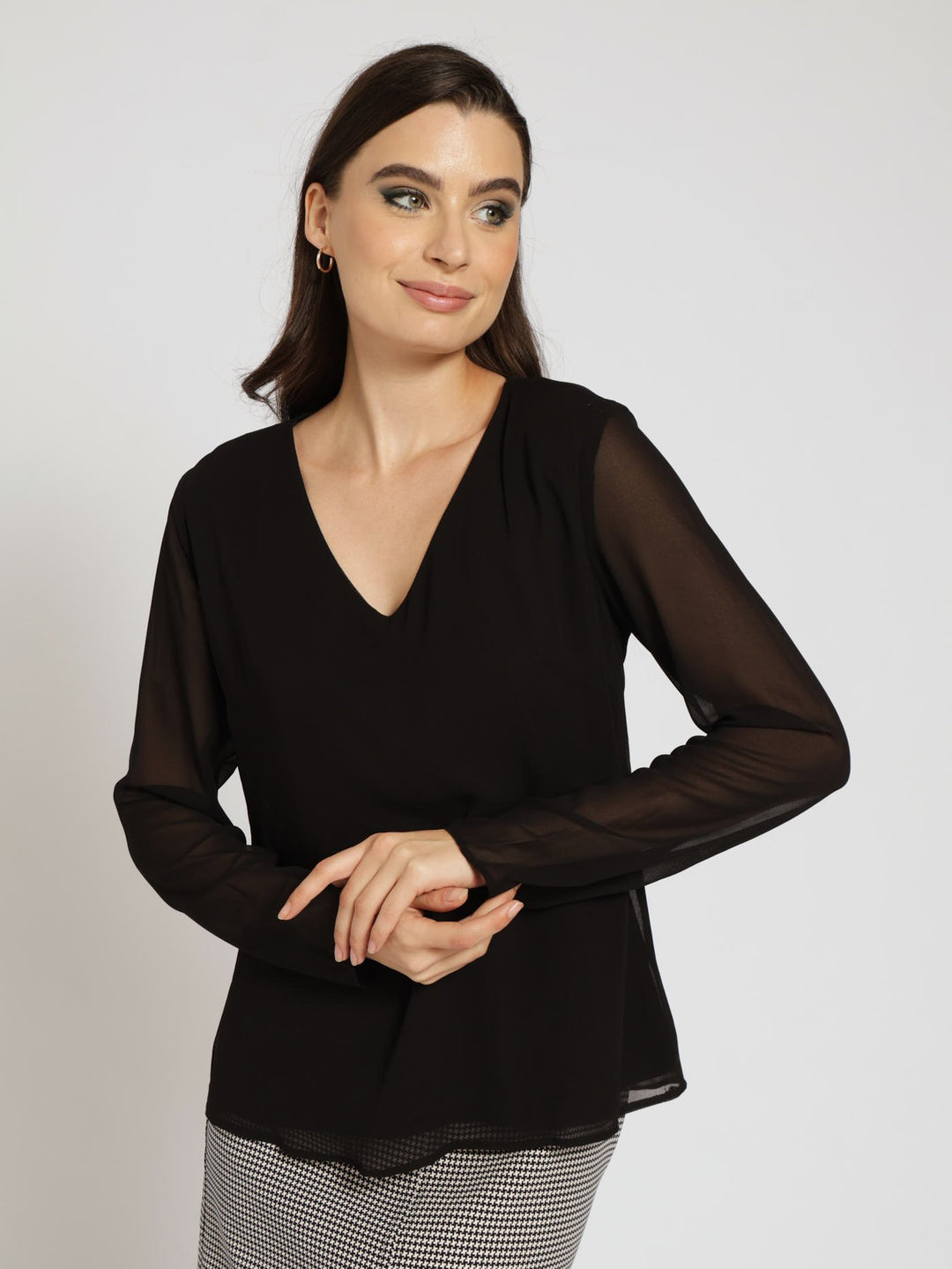 KELSO
V-NECK BASIC BLOUSE - BLACK